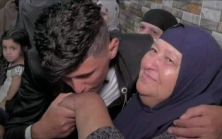 محمد عماد الضحية مع والدته لحفل زفافه