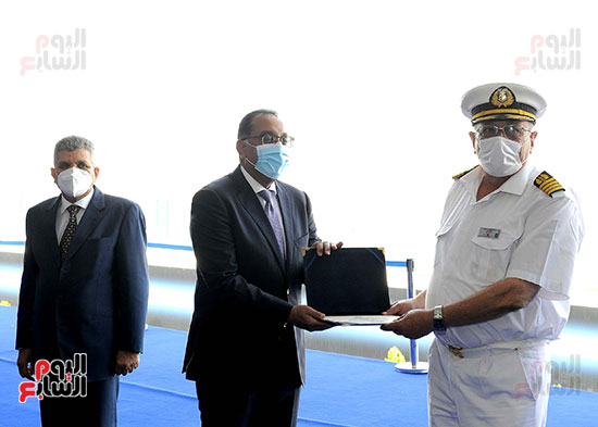 رئيس الوزراء يشهد مراسم رفع العلم على الكراكة حسين طنطاوي (32)