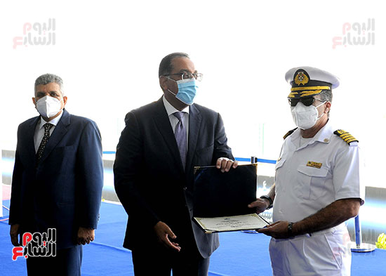 رئيس الوزراء يشهد مراسم رفع العلم على الكراكة حسين طنطاوي (34)