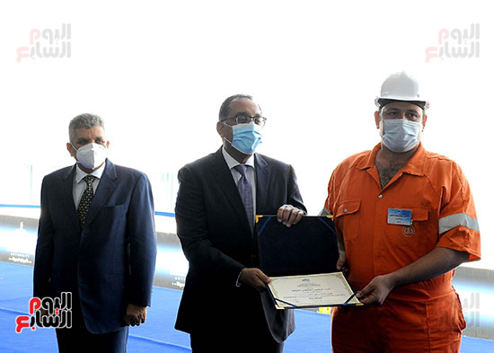 رئيس الوزراء يشهد مراسم رفع العلم على الكراكة حسين طنطاوي (30)