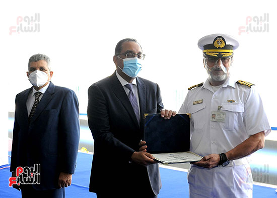 رئيس الوزراء يشهد مراسم رفع العلم على الكراكة حسين طنطاوي (33)