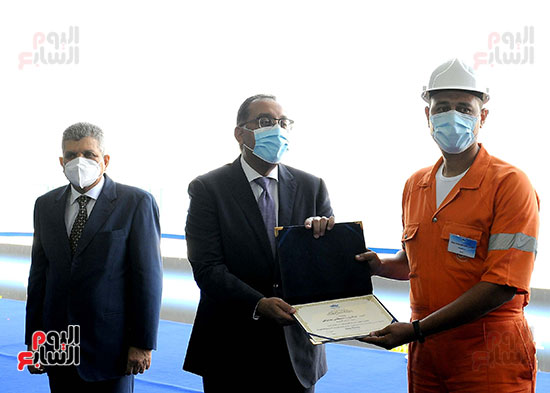 رئيس الوزراء يشهد مراسم رفع العلم على الكراكة حسين طنطاوي (31)