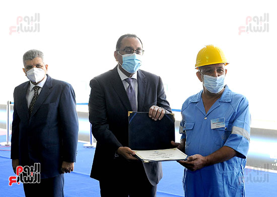 رئيس الوزراء يشهد مراسم رفع العلم على الكراكة حسين طنطاوي (29)