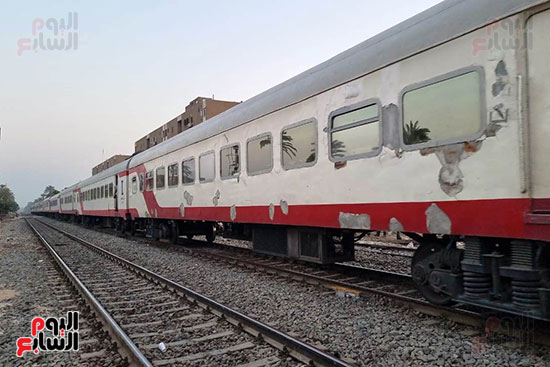 سقوط بوجى عربة 7 بقطار القاهرة أسوان أثناء دخوله التخزين بمحطة طما فى سوهاج (9)