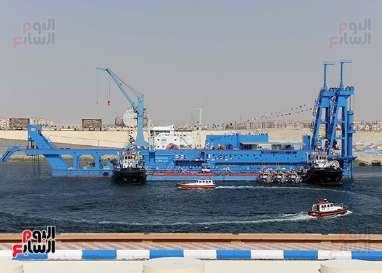 رئيس الوزراء يشهد مراسم رفع العلم على الكراكة حسين طنطاوي (23)