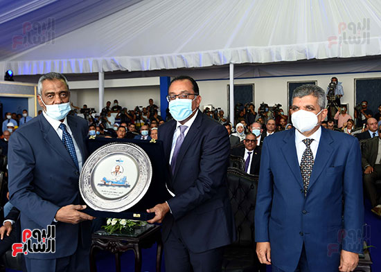 رئيس الوزراء يشهد مراسم رفع العلم على الكراكة حسين طنطاوي (11)