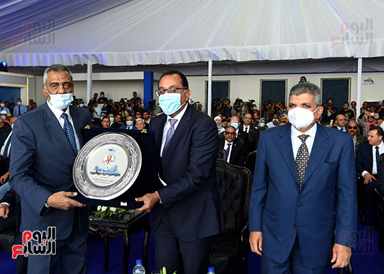 رئيس الوزراء يشهد مراسم رفع العلم على الكراكة حسين طنطاوي (10)