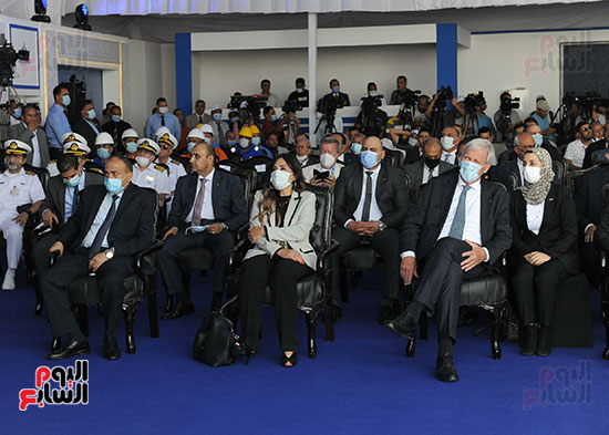 رئيس الوزراء يشهد مراسم رفع العلم على الكراكة حسين طنطاوي (25)