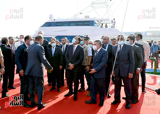 رئيس الوزراء يشهد مراسم رفع العلم على الكراكة حسين طنطاوي (17)