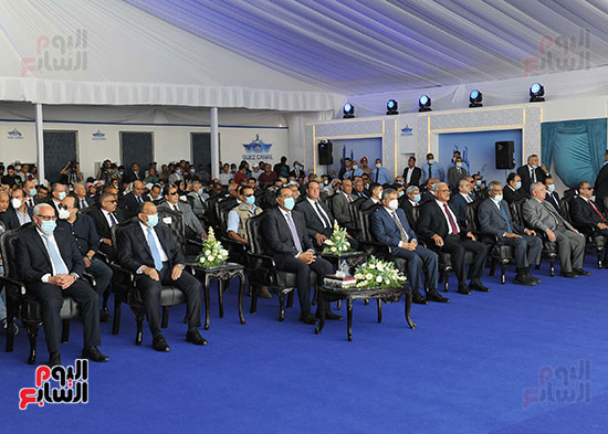 رئيس الوزراء يشهد مراسم رفع العلم على الكراكة حسين طنطاوي (20)