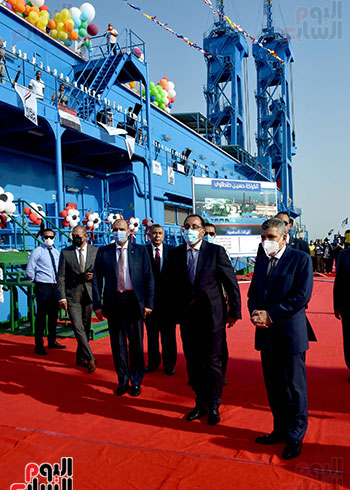 رئيس الوزراء أمام الكراكة حسين طنطاوى