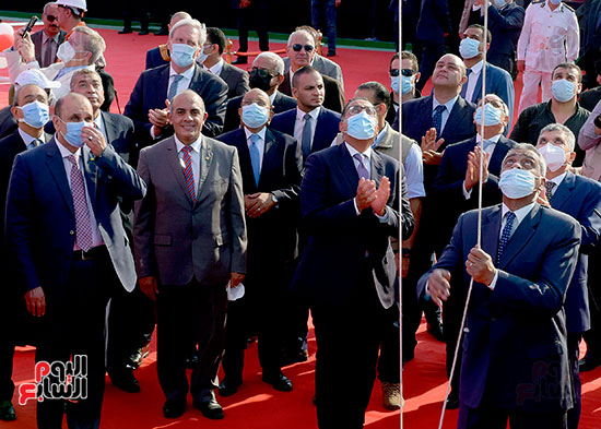 رئيس الوزراء يشهد مراسم رفع العلم على الكراكة حسين طنطاوي (4)