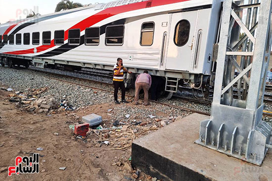 سقوط بوجى عربة 7 بقطار القاهرة أسوان أثناء دخوله التخزين بمحطة طما فى سوهاج (4)