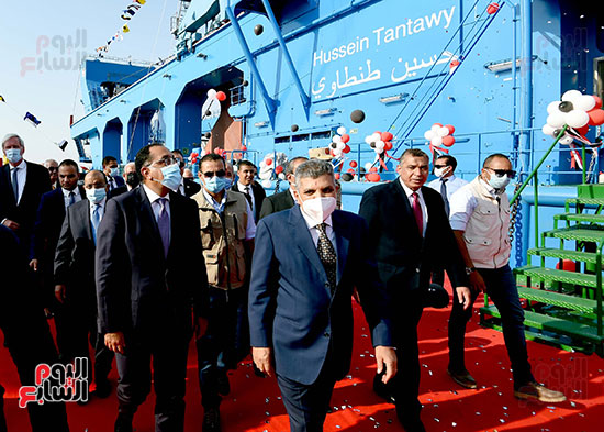 رئيس الوزراء يشهد مراسم رفع العلم على الكراكة حسين طنطاوي (18)