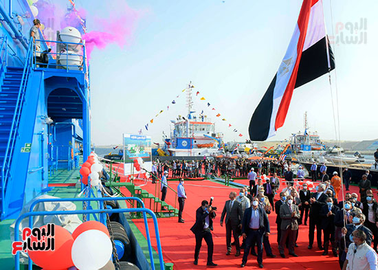 رئيس الوزراء يشهد مراسم رفع العلم على الكراكة حسين طنطاوي (3)