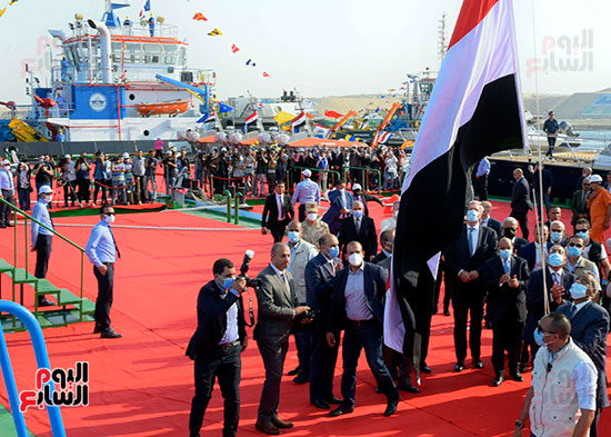 رئيس الوزراء يشهد مراسم رفع العلم على الكراكة حسين طنطاوي (2)
