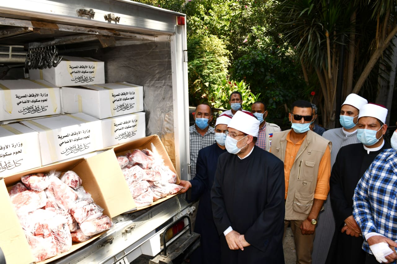 وزير الأوقاف يتابع انطلاق السيارات لتوزيع اللحوم