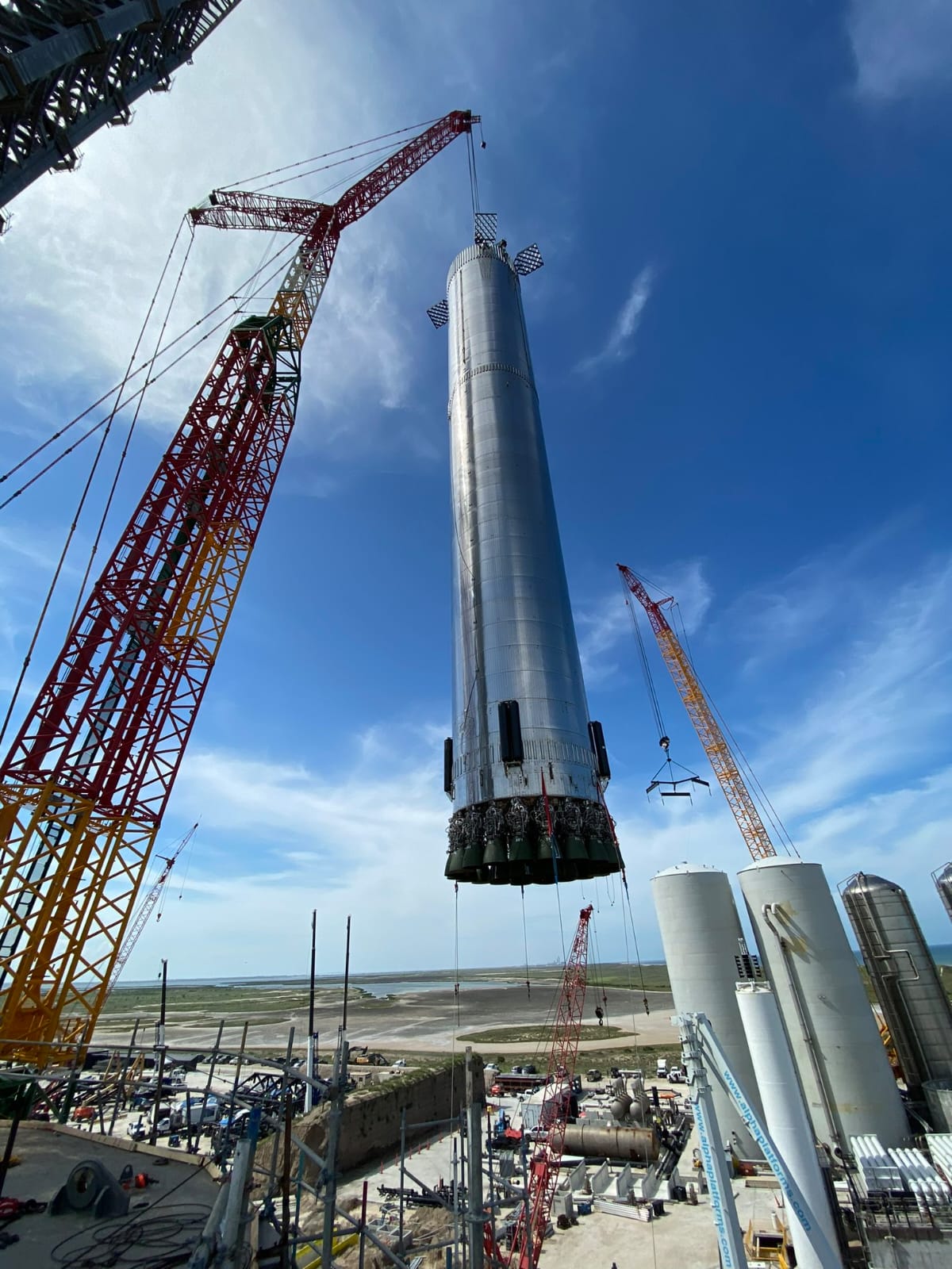 إيلون ماسك يشارك صورًا لرحلة صاروخ Super Heavy إلى منصة الإطلاق