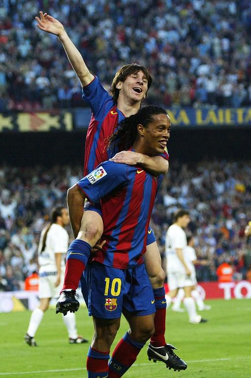 ميسي يحتفل بأول أهدافه مع برشلونة في 2005