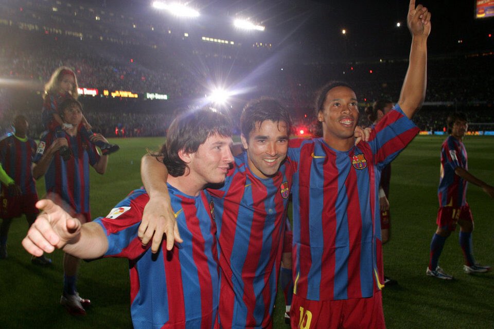 ميسي مع ديكو ورونالدينيو بعد التتويد بدوري أبطال أوروبا 2006