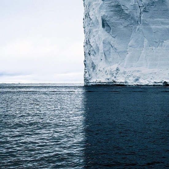الصورة مقسمة بدقة إلى أرباع للجبل الجليدي وظله