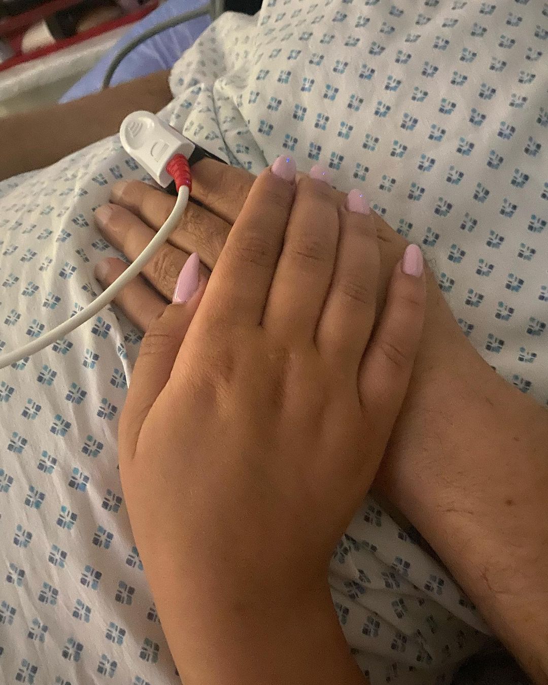 صورة نشرتها دنيا مع والدها صلاح عبد الله من المستشفى