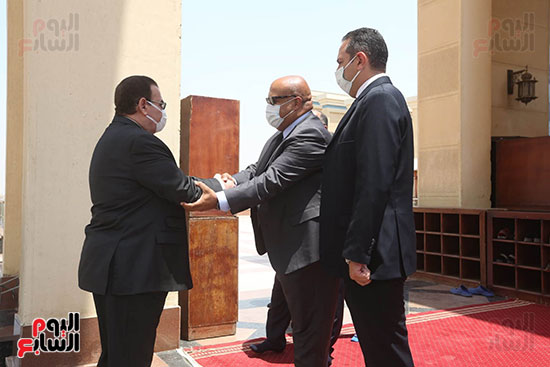 وصول جثمان الراحل المهندس حسب الله الكفراوى مسجد المشير  (3)