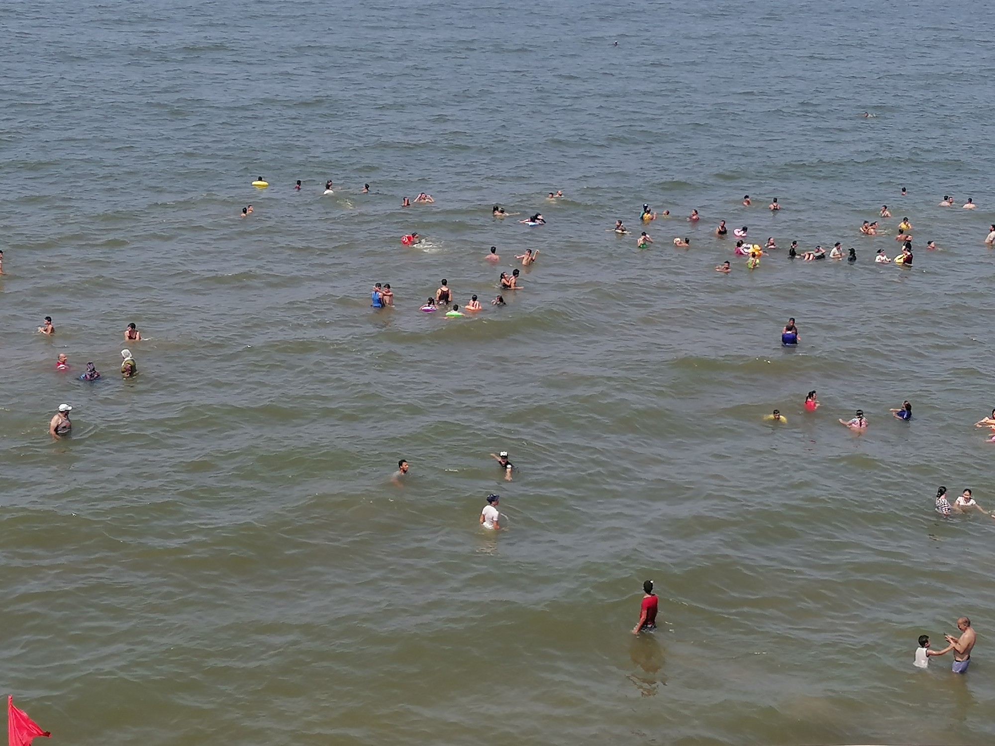 آلاف المصيفين على شاطئ بورسعيد