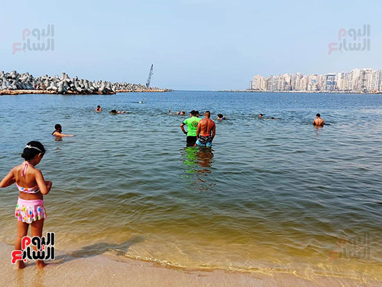 شواطئ الإسكندرية ترفع شعار كامل العدد (1)