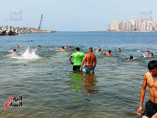 شواطئ الإسكندرية ترفع شعار كامل العدد (5)