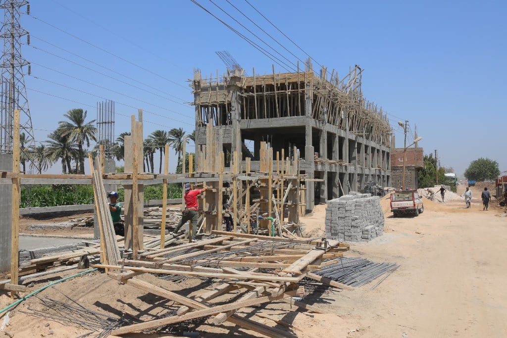 شدات خشبية داخل سوهاج لبناء مدرسة