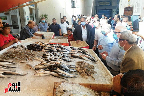 وزير-التنمية-المحلية-ومحافظة-بورسعيد-أثناء-حديثهم-مع-البائعين-بسوق-السمك