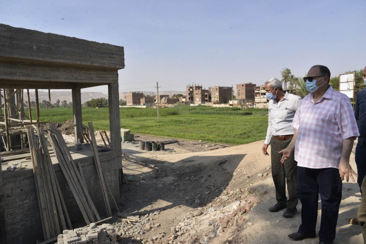 محافظ أسيوط يتفقد مشروع تنفيذ محطة رفع وخط طرد قرية نجع جزيرة قاو  (9)