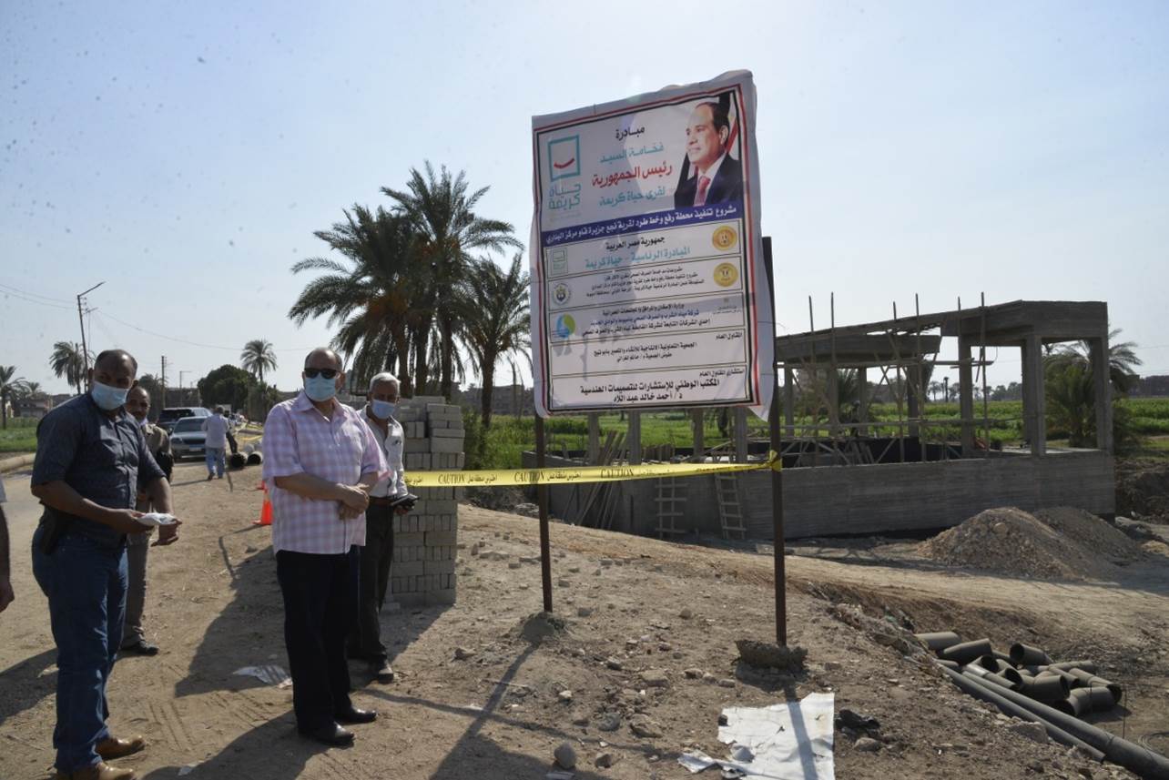 محافظ أسيوط يتفقد مشروع تنفيذ محطة رفع وخط طرد قرية نجع جزيرة قاو  (1)