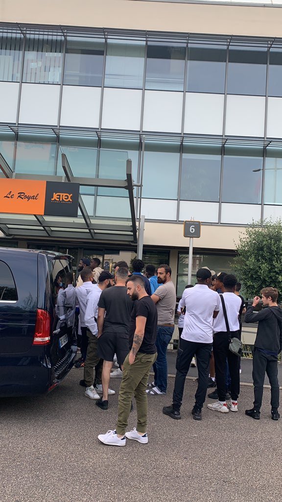 جماهير باريس سان جيرمان تنتظر وصول ميسي (3)