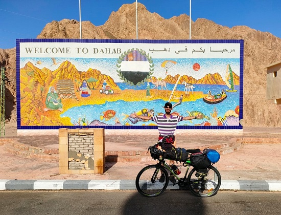 شاب يقوم برحلة من القاهرة لدهب على دراجته (2)