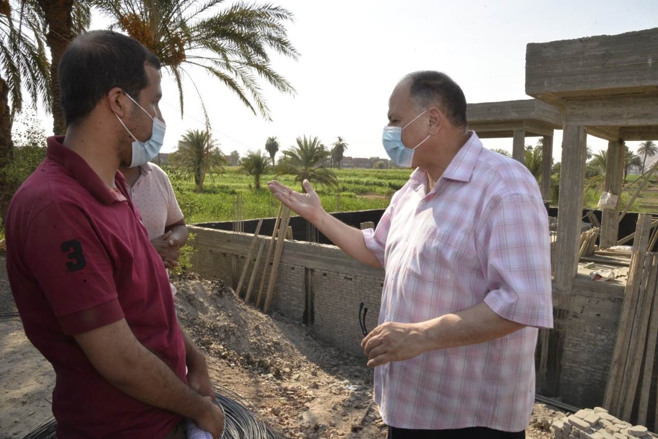 محافظ أسيوط يتفقد مشروع تنفيذ محطة رفع وخط طرد قرية نجع جزيرة قاو  (7)