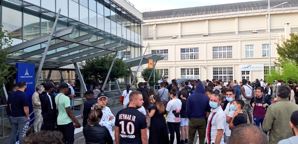 جماهير باريس سان جيرمان تنتظر وصول ميسي (2)