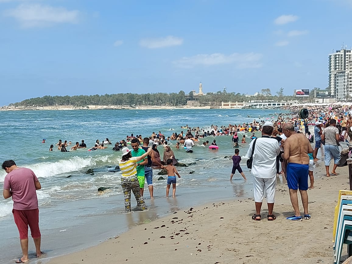 اقبال كبير من المصطافين على شواطئ الإسكندرية (9)