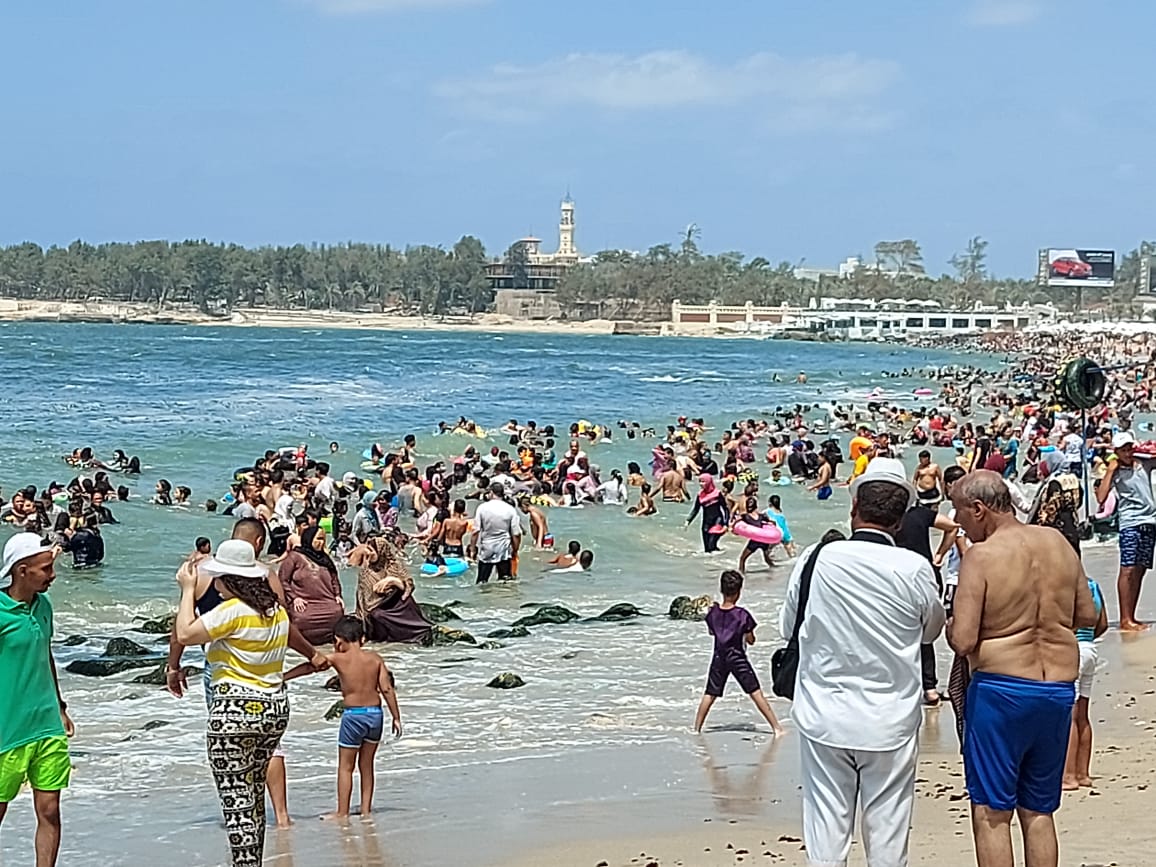 اقبال كبير من المصطافين على شواطئ الإسكندرية (15)