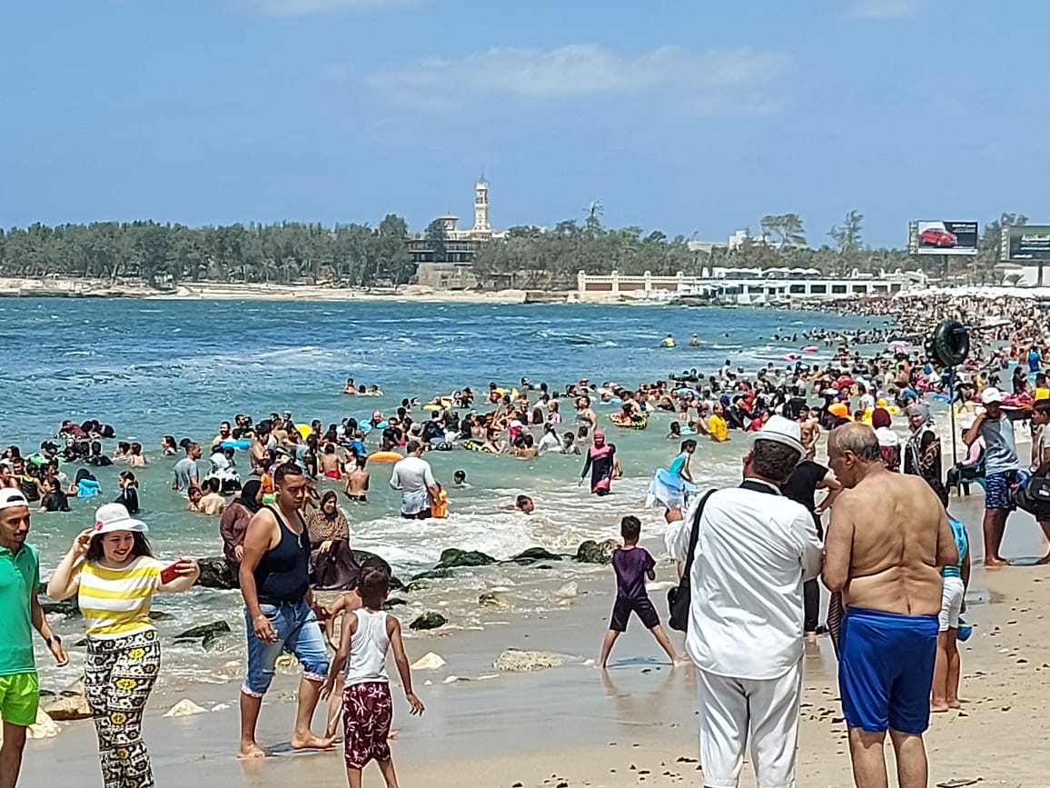 اقبال كبير من المصطافين على شواطئ الإسكندرية (14)