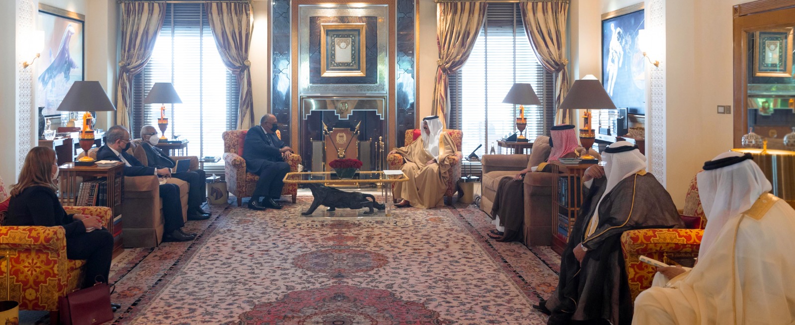 وزير الخارجية يسلم رسالة الرئيس السيسى إلى ملك البحرين