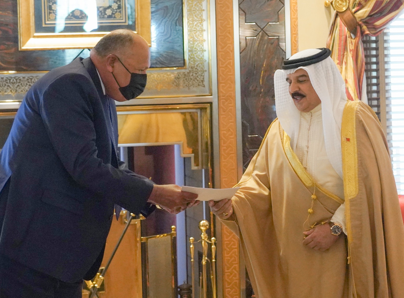 وزير الخارجية سامح شكرى يسلم رسالة الرئيس السيسى إلى ملك البحرين