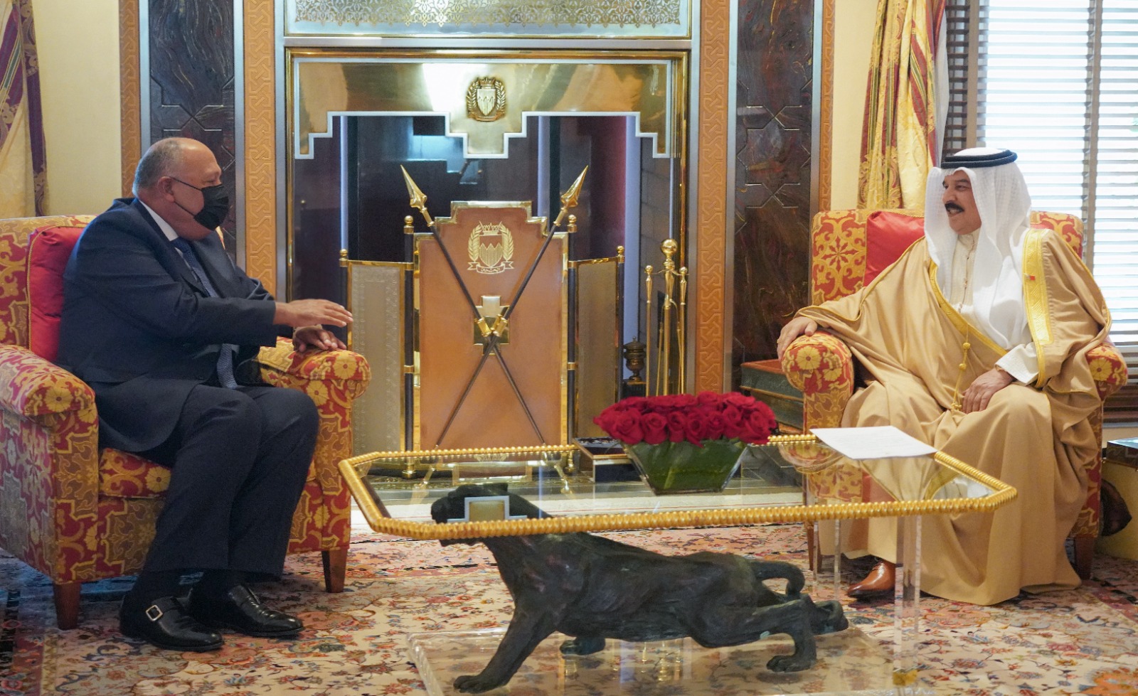 وزير الخارجية سامح شكرى يسلم رسالة الرئيس السيسى إلى ملك البحرين