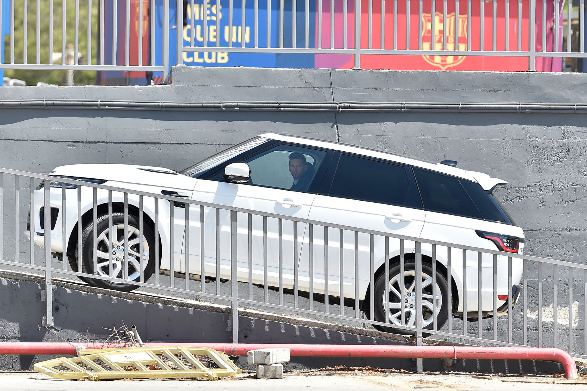 ميسي يغادر برشلونة