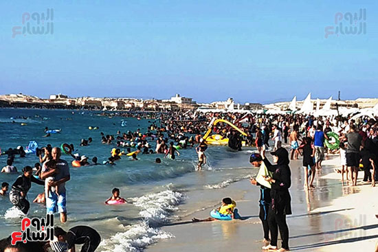 زحام بشواطئ مطروح في ظل اغلاق بعض الشواطئ بسبب الامواج