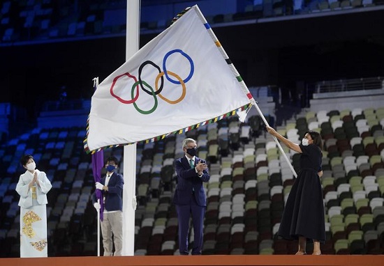 تم إنزال العلم الأولمبي خلال الحفل الختامي