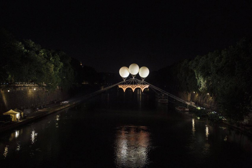 فنان فرنسي يصنع جسور من ورق