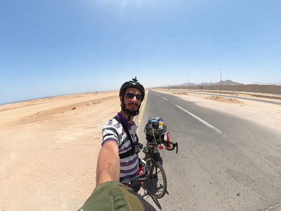 شاب يقوم برحلة من القاهرة لدهب على دراجته (3)