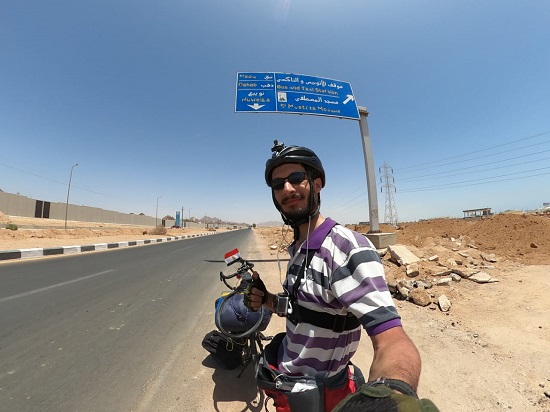 شاب يقوم برحلة من القاهرة لدهب على دراجته (4)